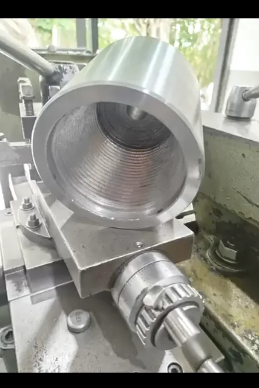Componente de grande diâmetro sendo usinado em torno mecânico