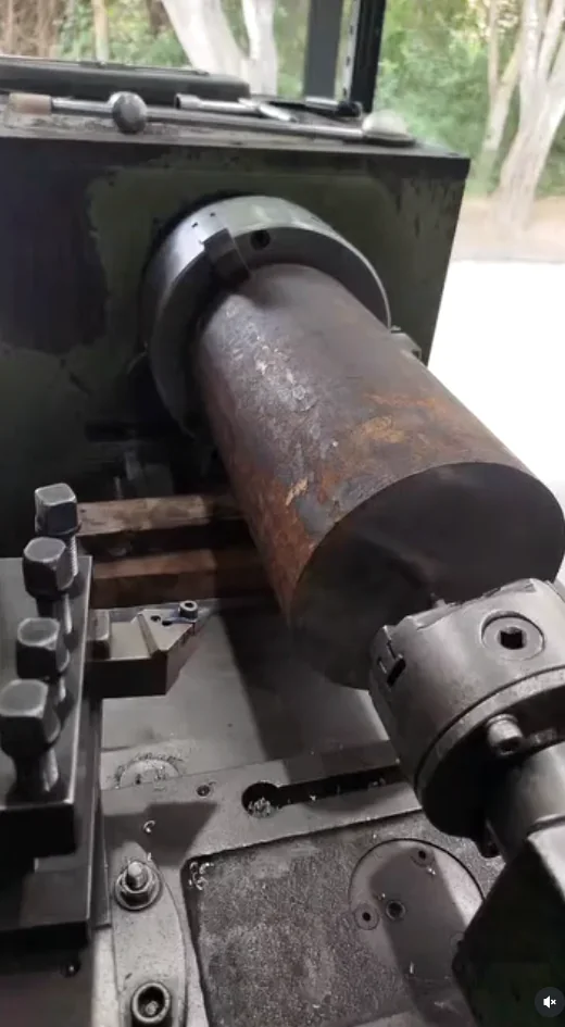 Peça de grande diâmetro posicionada em torno mecânico durante usinagem