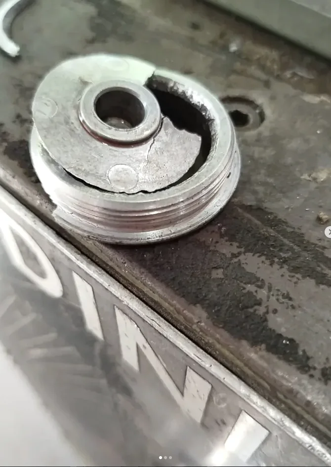 Peça mecânica danificada antes do reparo